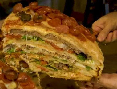 Η απόλυτη απόλαυση για όσους δεν χορταίνουν: Μπέργκερ-πίτσα 40 κιλών! (βίντεο)